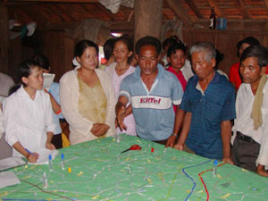 Villagers discussing boundary issues in Drang Phok. Image by PARC Project
